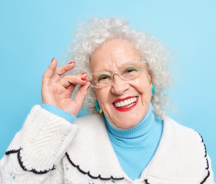 Mujer con gafas sonriendo 