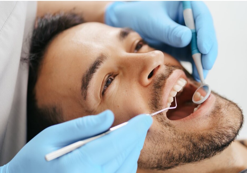 Paciente recibiendo tratamiento por un dentista