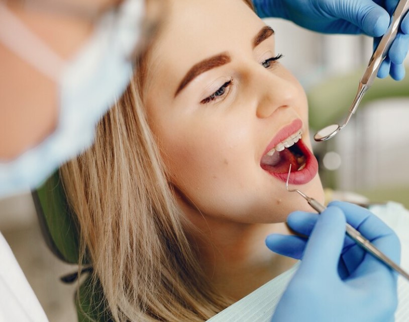 Mujer recibiendo tratamiento por los dentistas.