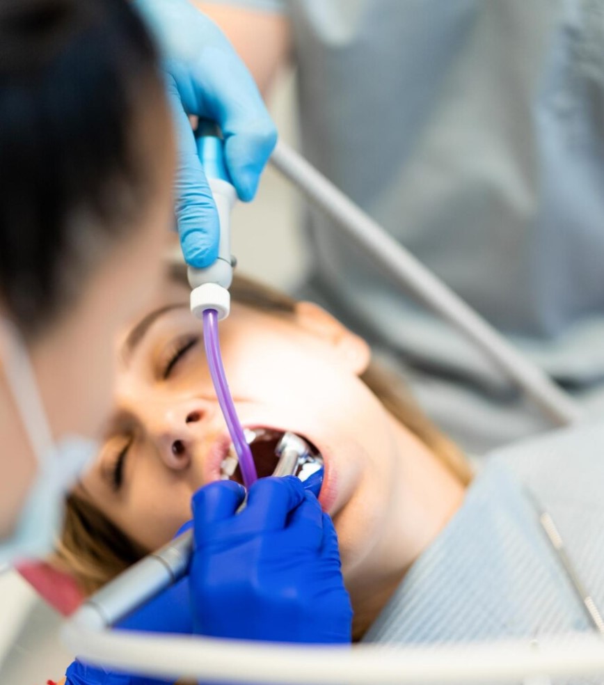 paciente mujer recibiendo tratamiento de los dentistas
