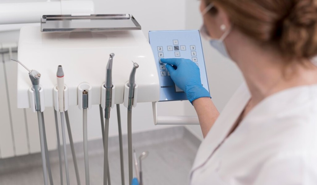 Dentista preparando su mesa de trabajo para tratar a un paciente