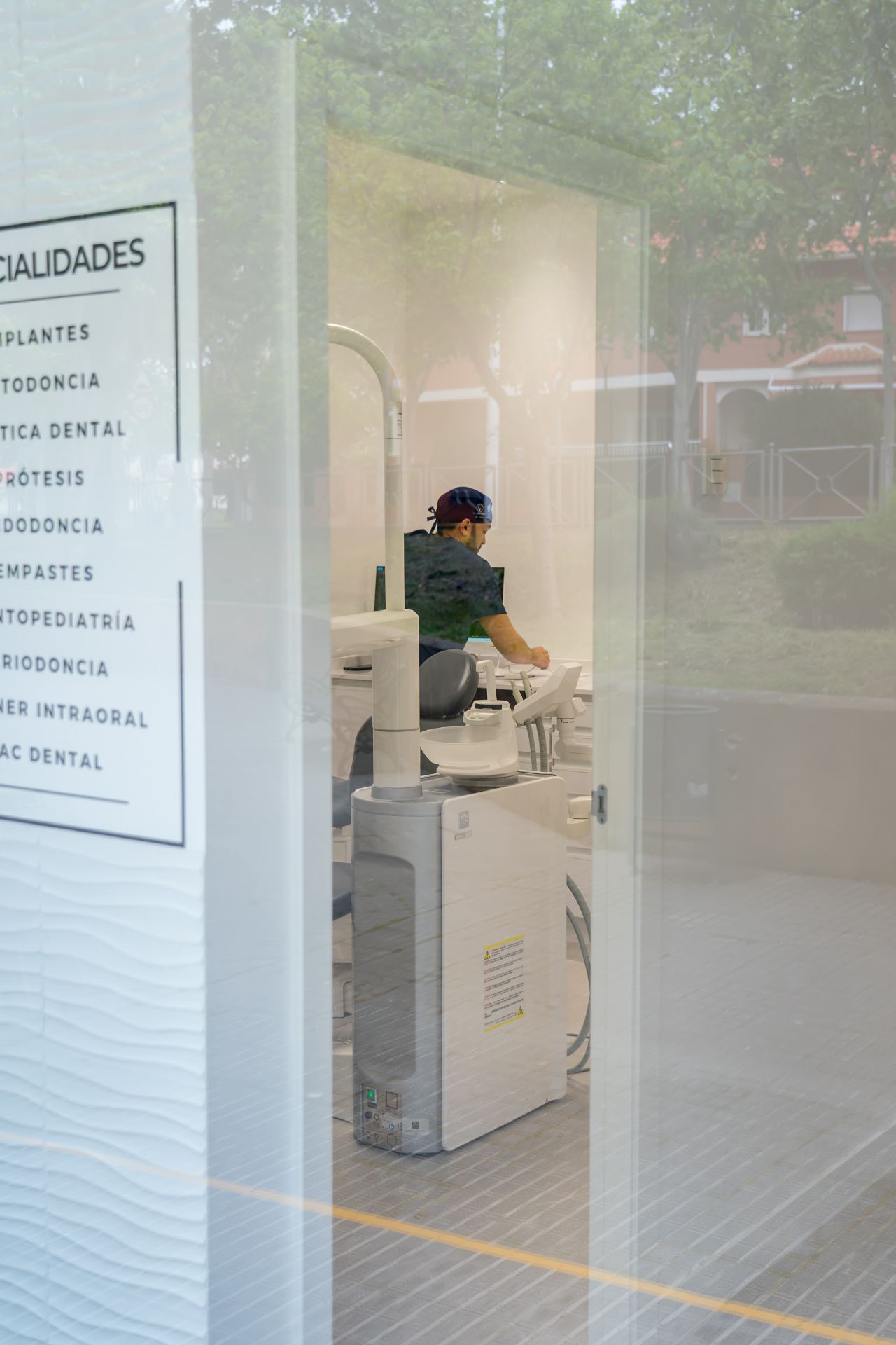 Dentista de fondo en una sala trabajando