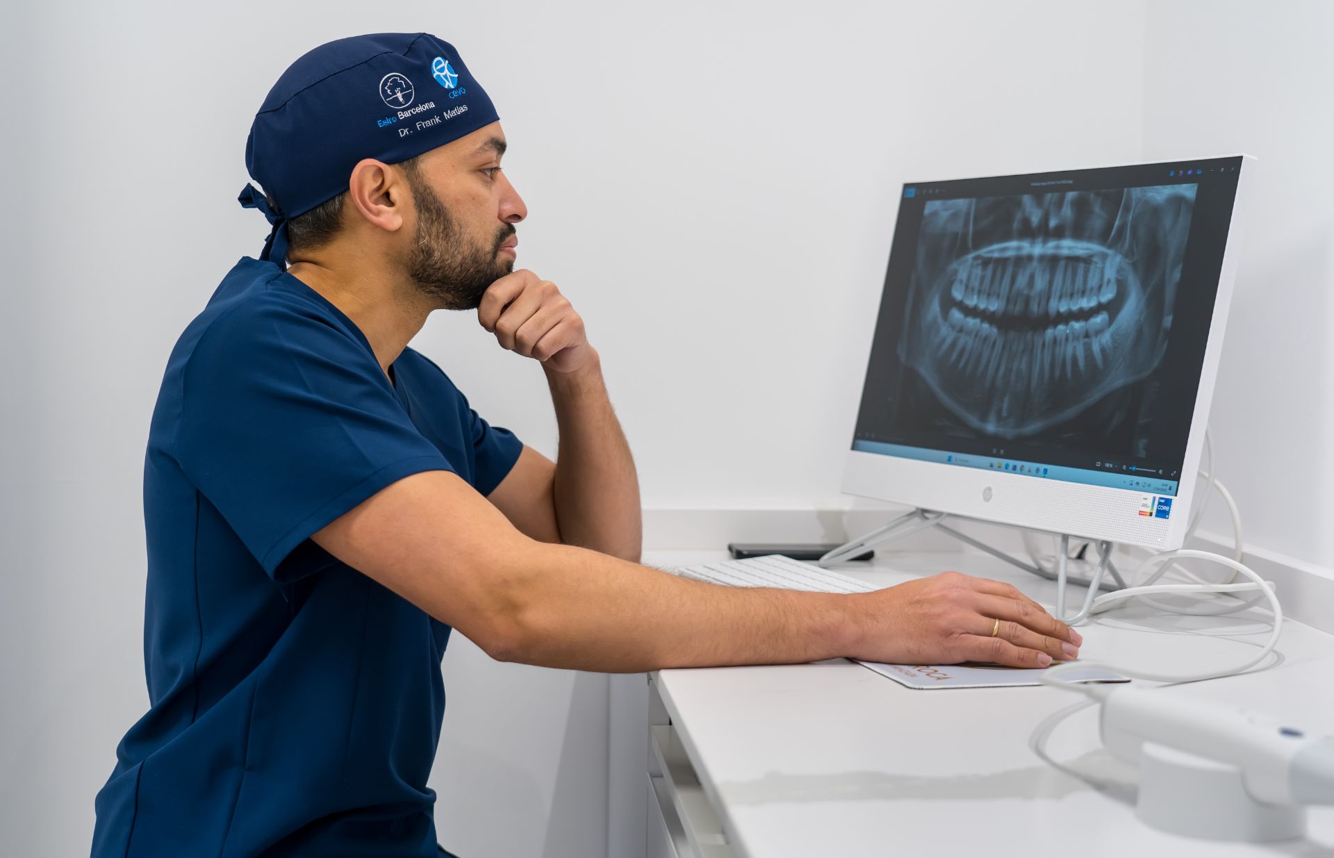 Dentista observando una radiografía de un paciente