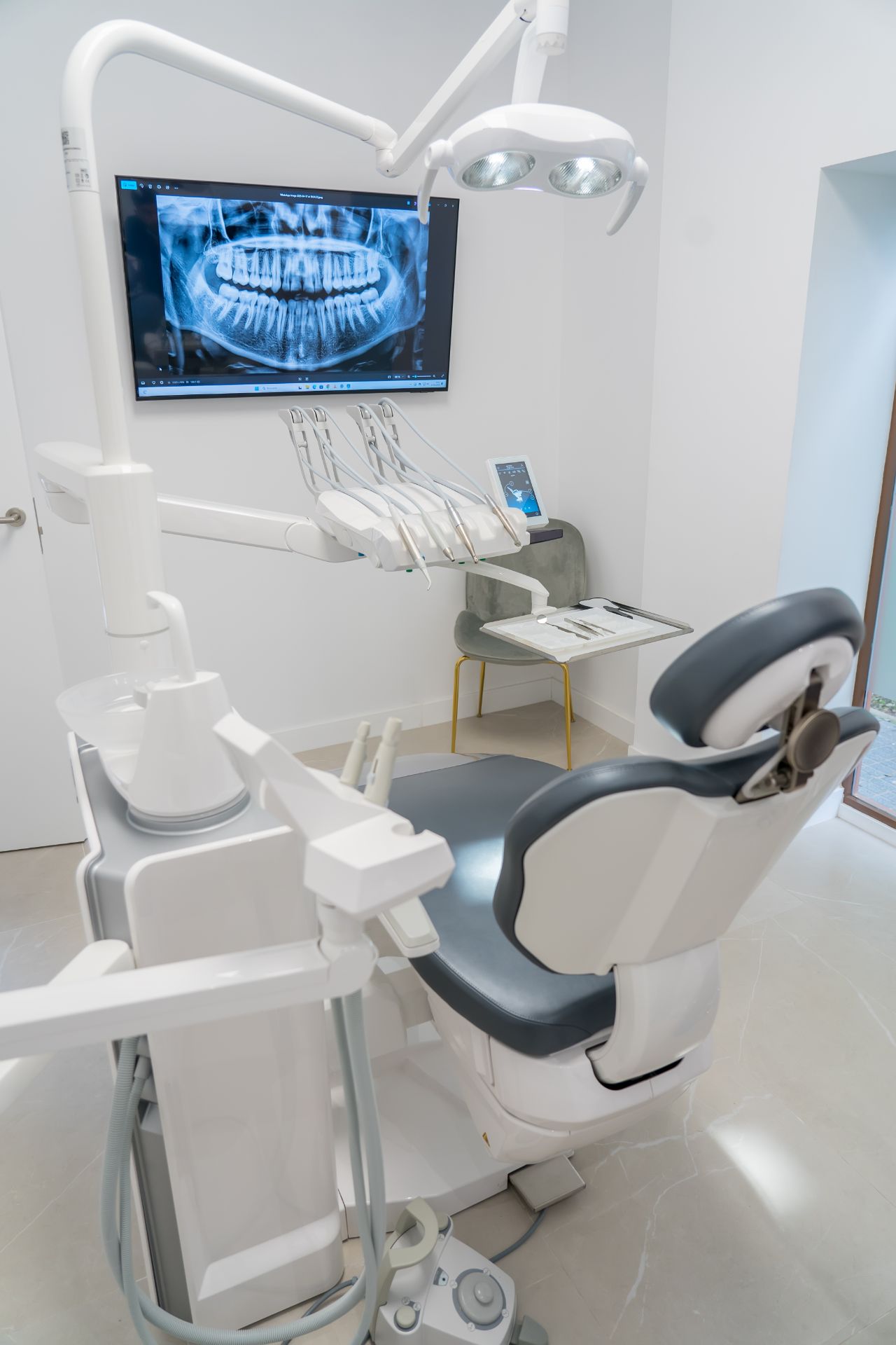 Sala de odontología con una silla dental y un televisor