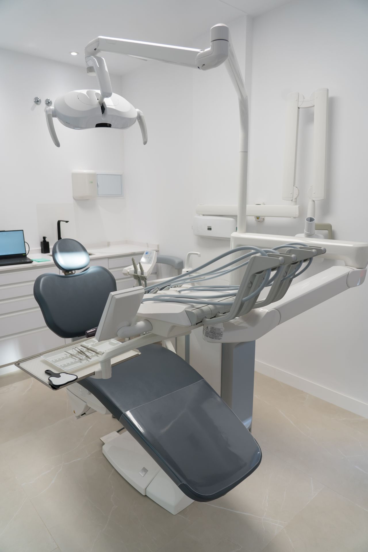 sala de dentista limpia y organizada