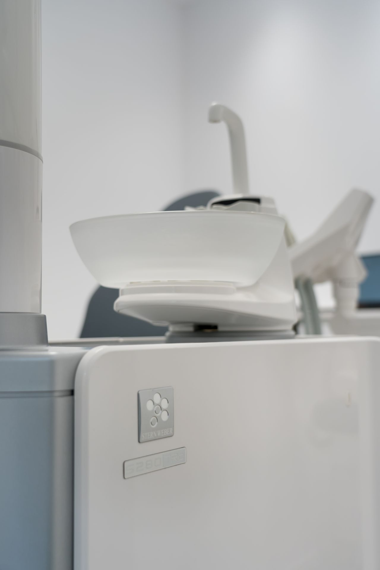 Foto detalle de zona de enjuague del paciente en una sala de dentista