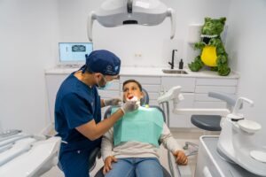 dentista tratando a su paciente que es un niño en un ambiente confiable.